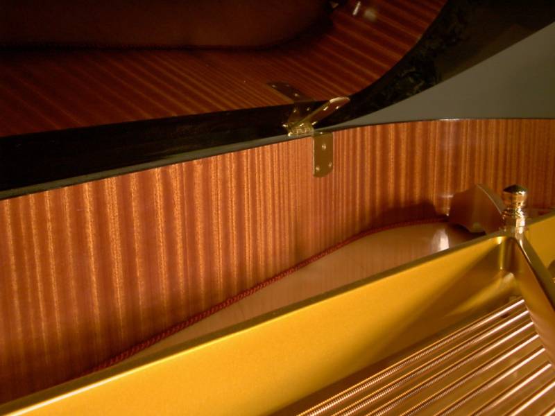 Finition du piano à queue SK5 par Shigeru Kawai