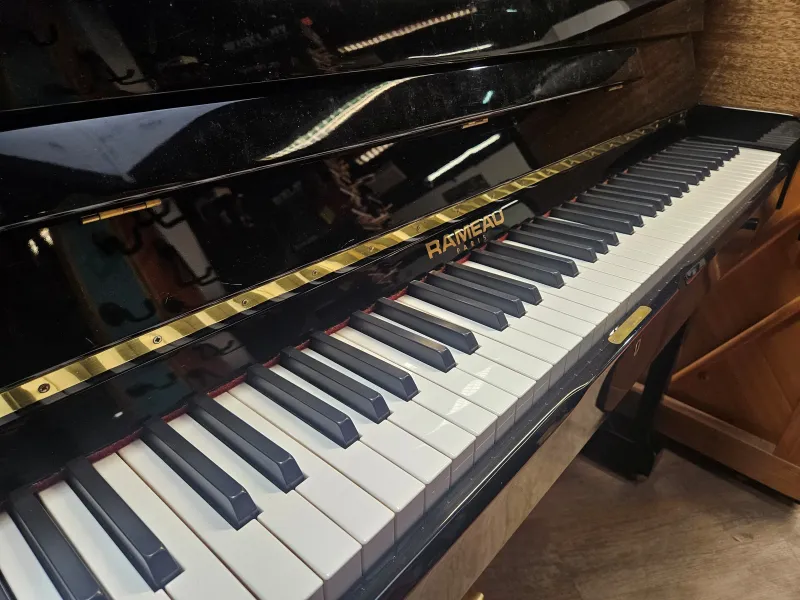 Piano droit d'occasion Rameau modèle Royal 122 noir brillant avec livraison jusqu'à Lyon