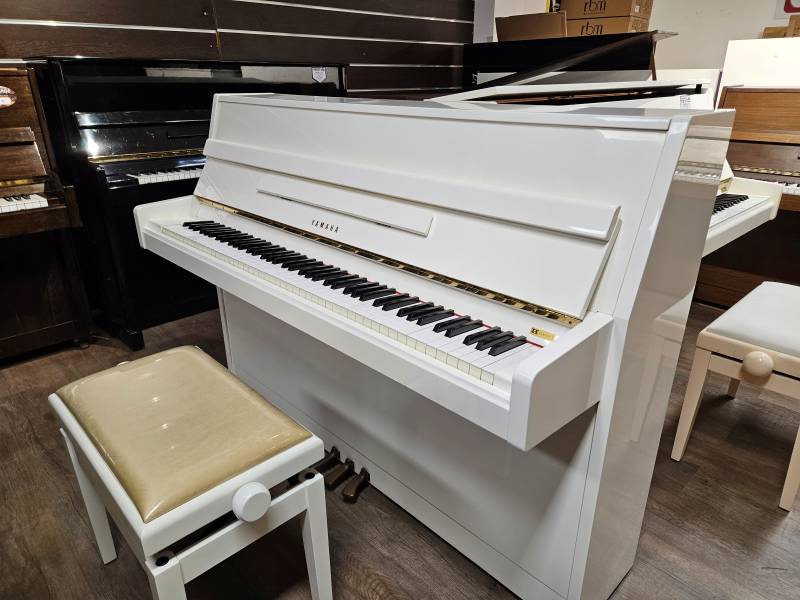 Piano droit Yamaha modèle M1JR blanc laqué d'occasion